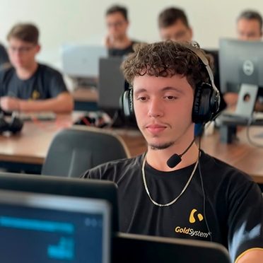 Atendente do suporte da Gold System com fone de ouvido