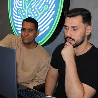 Dois profissionais da Gold System trabalhando diante do computador
